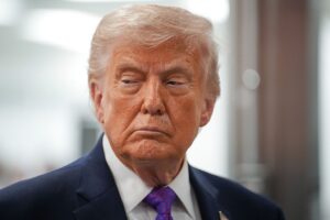 Трамп погрожує скерувати агентів ICE до аеропортів