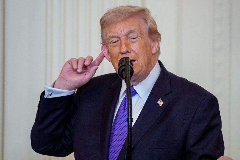 Трамп заявив про “безмежні” запаси зброї США