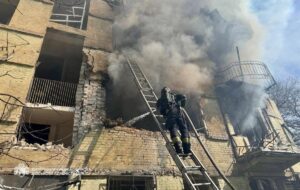 У Дніпрі “шахед” влетів в будинок, є поранені