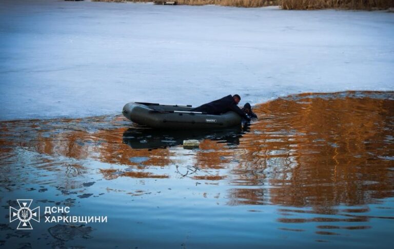 У Харкові двоє дітей загинули, провалившись під кригу
