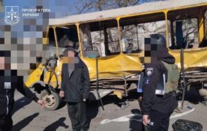 У Херсоні дрон атакував маршрутку, 20 поранених