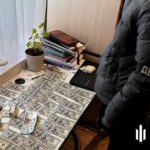 У Києві військовий продав два автомати Калашникова