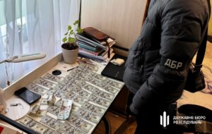 У Києві військовий продав два автомати Калашникова