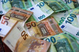 У Німеччині 7-річний хлопчик приніс до школи 5000 євро