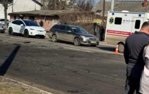 У Сумах дрон влучив у дорогу: пошкоджені авто, є поранені