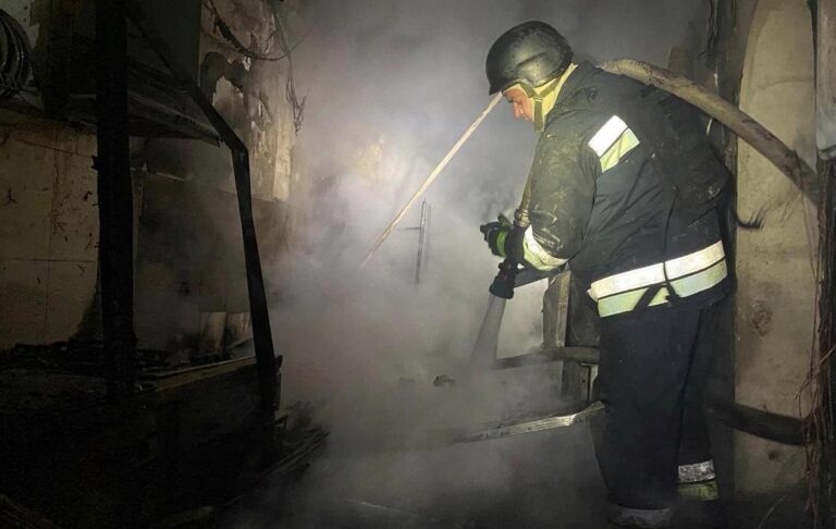 У Запоріжжі після удару росіян загорілась АЗС