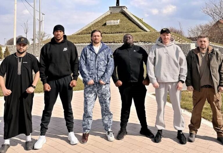 Усик прокоментував поїздку з Джошуа в Україну: Сильний батон