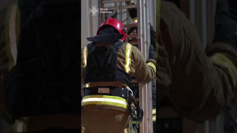 Ніч у Сумах. Удар росіян по цивільних. Там, де вогонь і руйнування, — там наші рятувальники.