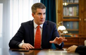 В Орбана готуються надовго “затримати” викрадені гроші Ощадбанку