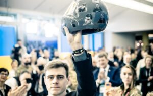 Владислав Гераскевич подарував вишиванку Бену Стіллеру