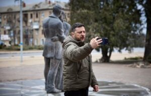 Зеленський прибув на Донбас і заявив про наступ РФ