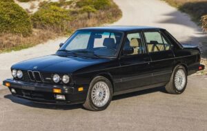 38-річний BMW M5 E28 продали за ціною нового Bentley Bentayga