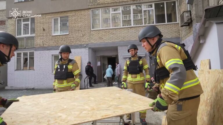 У Сумах впродовж дня тривали аварійно-відновлювальні роботи на місці російської нічної атаки