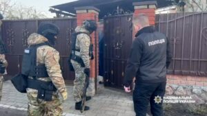 Нацполіція викрила організовану групу, яка роками привласнювала квартири померлих та одиноких людей