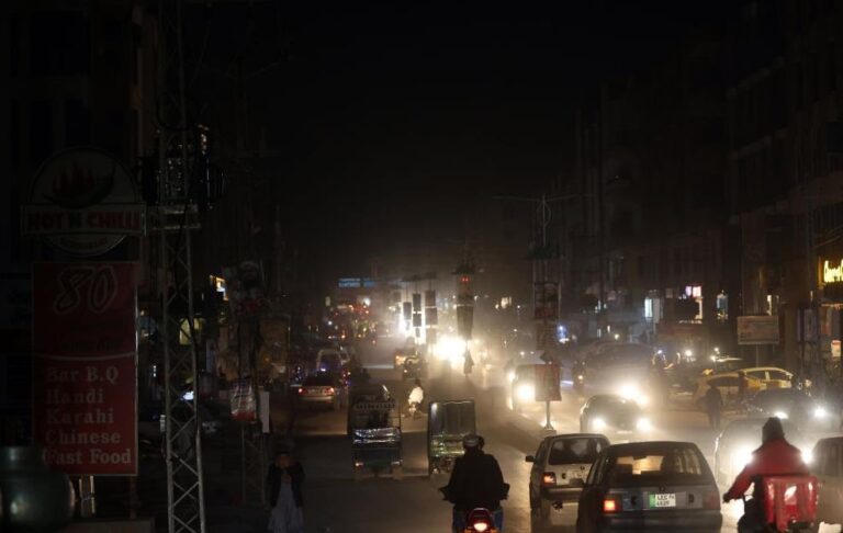 Блокада Ормуза: у Пакистані щодня відключатимуть світло