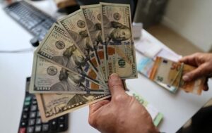 Долар дорожчає в обмінниках, євро стабілізувався