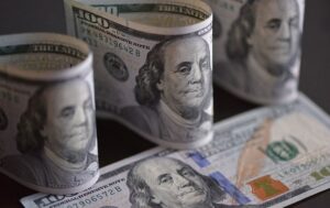 Долар переоцінений щонайменше на 20% – професор Гарварду