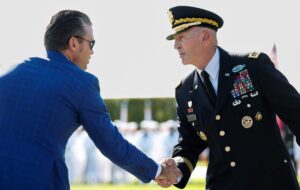 Геґсет вимагає відставки начальника штабу армії США