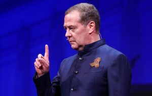 Медведєв став головним редактором російських шкільних підручників