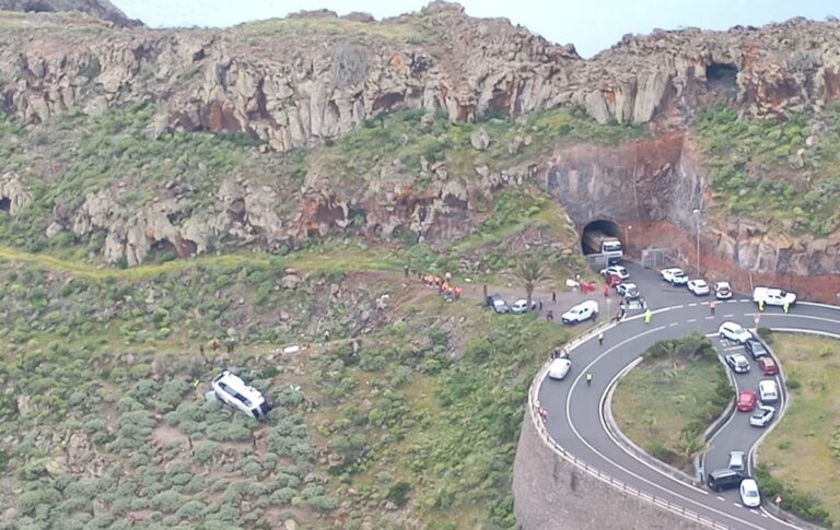 На Канарах перекинувся автобус з туристами, є жертви