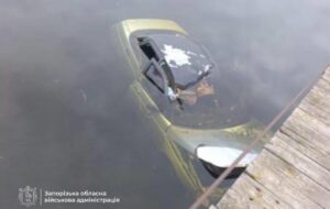 На Запоріжжі вибухова хвиля відкинула авто у річку, є жертва