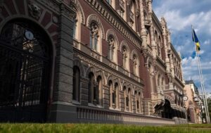 НБУ почав підвищувати офіційні курси долара і євро