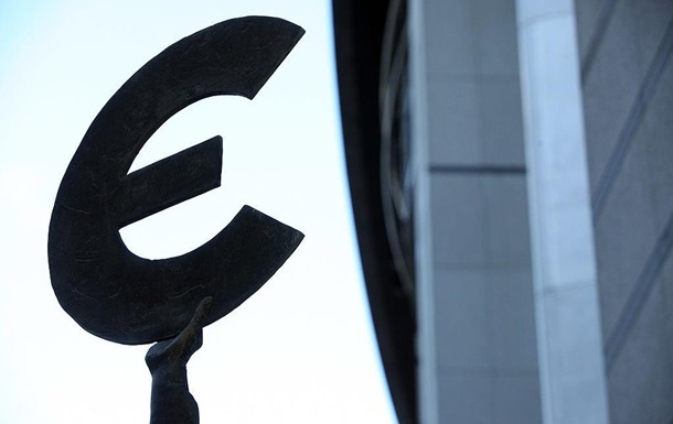 Офіційний курс євро відступив від рекорду, долар росте