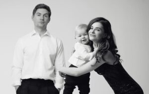 Остапчук із дружиною та сином покидає Україну