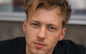 Популярний актор вперше засвітив нову обраницю