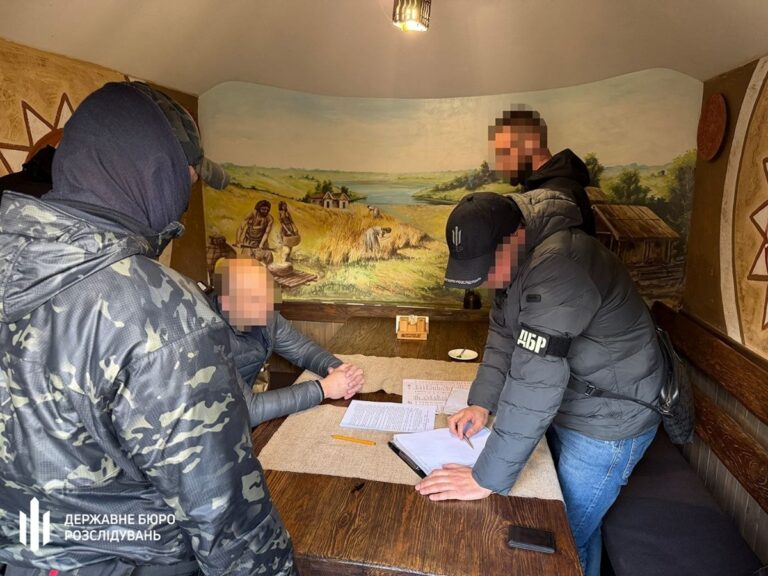 Посадовця УЗ взяли під варту за хабар у $100 тисяч