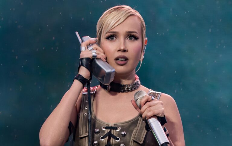 Російській співачці “подякували” за допомогу ЗСУ