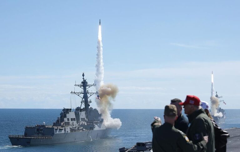 США скерували на Близький Схід третій авіаносець