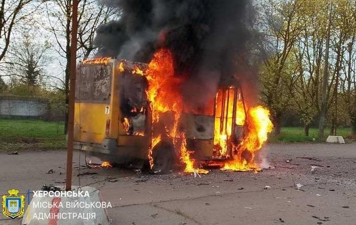 У Херсоні через атаку дрона РФ згоріла маршрутка
