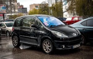 У Києві помітили рідкісний Peugeot 1007 із незвичними зсувними дверима