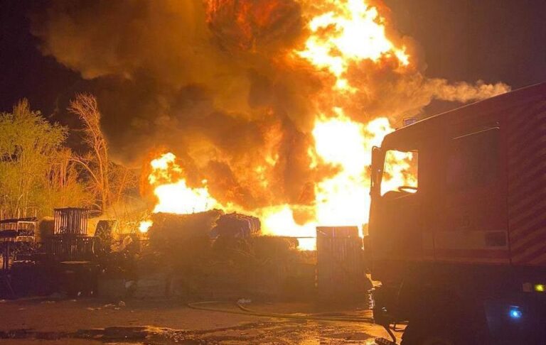 У Києві російський дрон врізався в багатоповерхівку