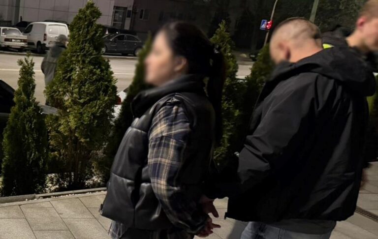 У Києві затримали пару за шантаж родини мобілізованого