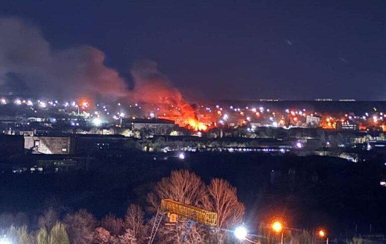 У Луганську та Криму масштабні пожежі після атаки
