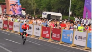 У Пекіні роботи-гуманоїди обігнали людей під час півмарафону