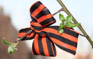 У Росії блогера відправили до колонії за плювок на георгіївську стрічку