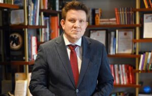 В РФ гендиректора найбільшого видавництва затримали за “ЛГБТ-літературу”