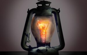 Вчені пояснили, чому люди бояться темряви