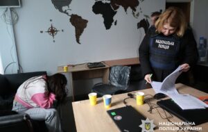 Вдавали романтику і викрадали крипту: в Дніпрі ліквідовали call-центри