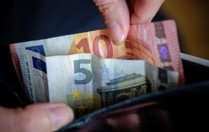 Євро знову оновило рекорд в Україні