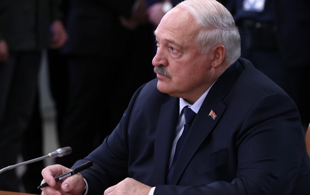 Атаки на НПЗ: Лукашенко пообіцяв “підставити плече” Росії