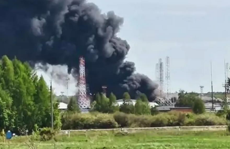 Масштабна пожежа на стратегічному нафтовому об’єкті в РФ: є загиблі