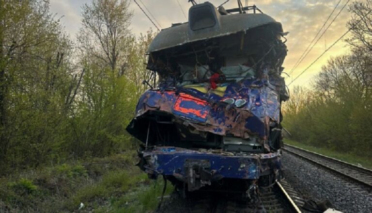 На Львівщині автокран зіткнувся з поїздом, є загиблий