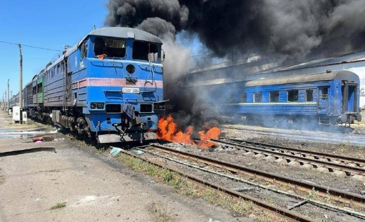 На Миколаївщині росіяни пошкодили локомотив та 2 вагони