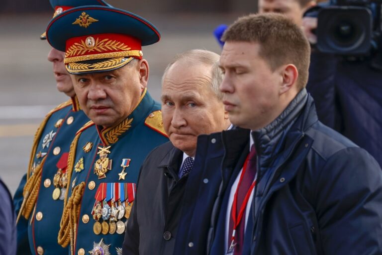 Неформальні канали. Як Кремль просить дозволу на парад