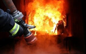 Ракетний удар: у Дніпрі пожежі, заблоковані люди