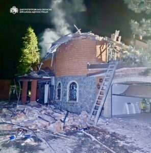 Росія атакувала Дніпро: пожежі в місті, є поранена